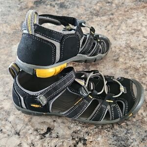 Keen‎ Size 4 Kids Black and Yellow Closed-toe Sandals